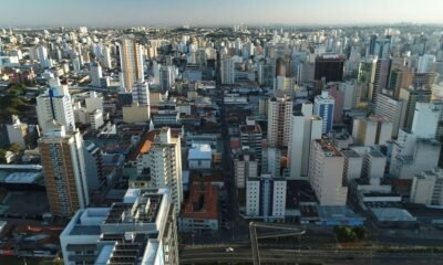 habitantes, moradores, pessoas;