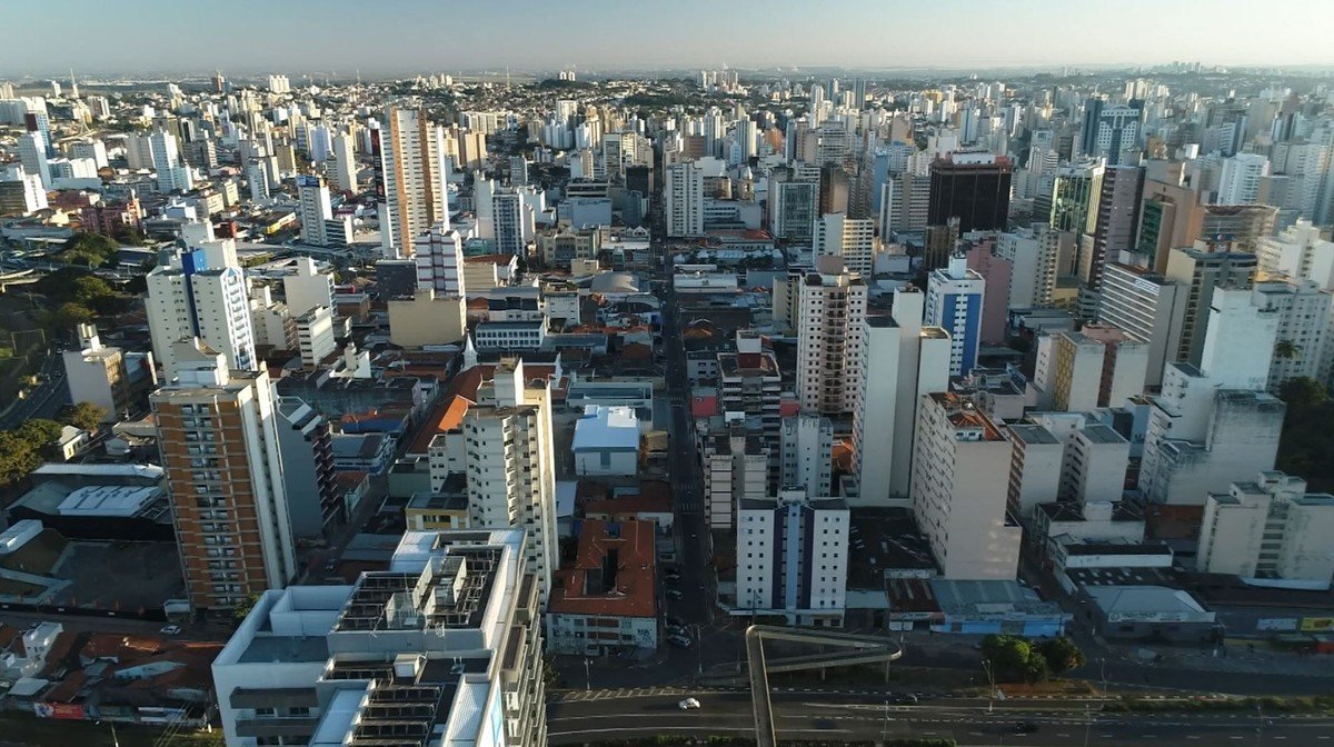 habitantes, moradores, pessoas;