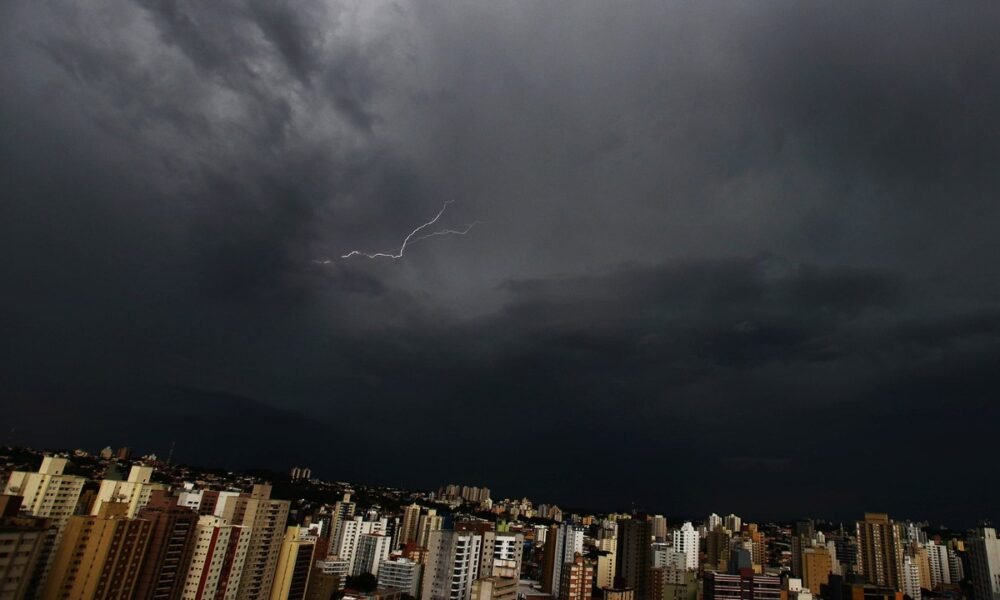 chuvas intensas, tempestades, tormentas;