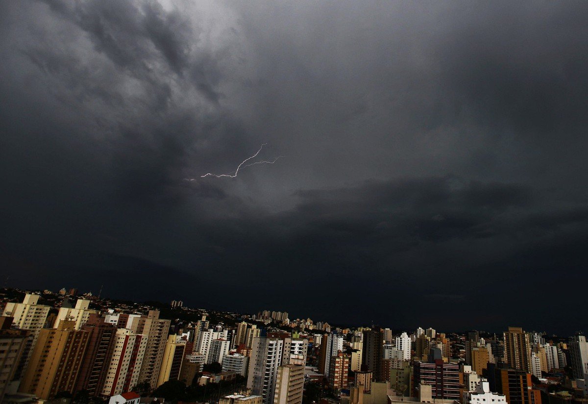chuvas intensas, tempestades, tormentas;