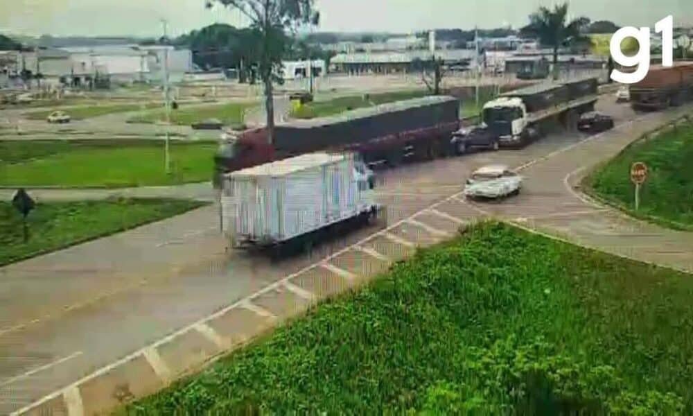 colisão, engavetamento, incidente;