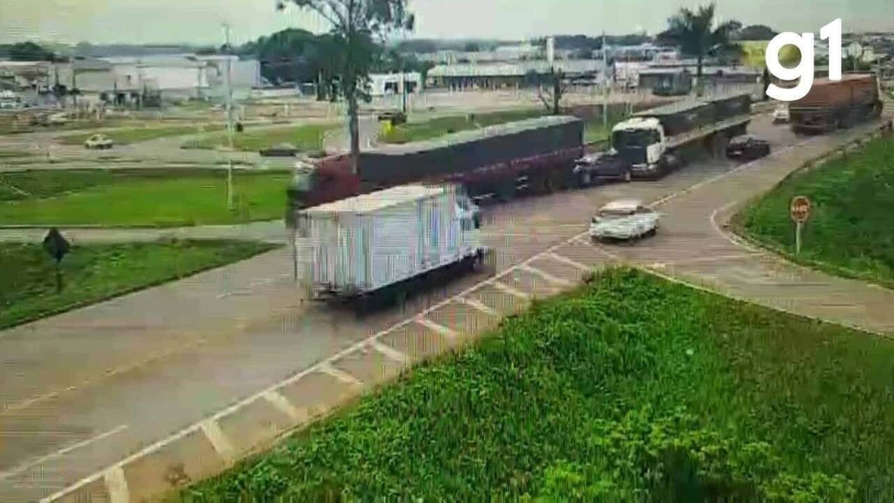 colisão, engavetamento, incidente;