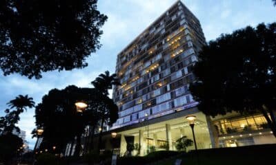 funcionários, empregados, trabalhadores;